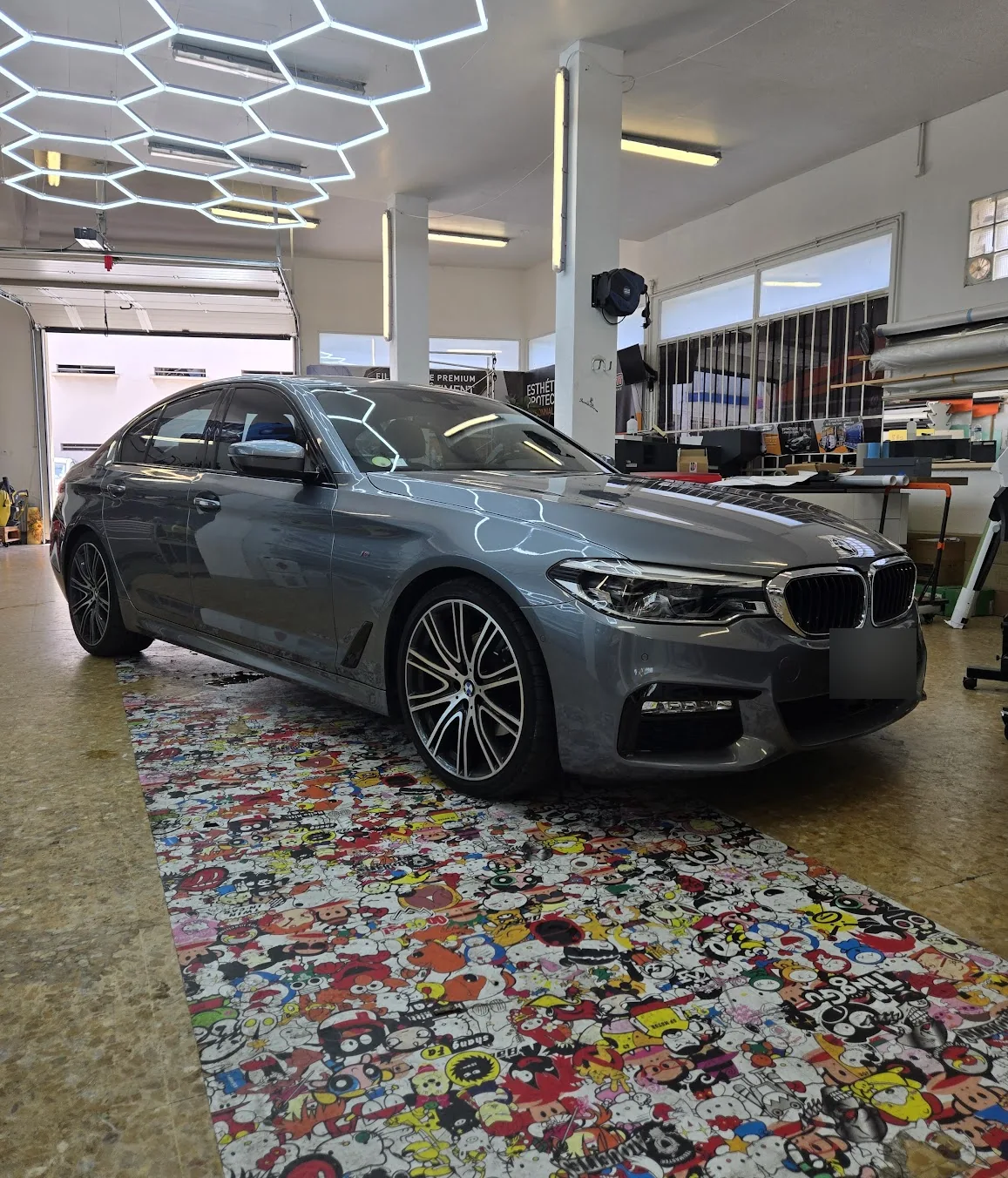 BMW Série 5 G30 grise, vue avant BMW Série 5 G30 grise, vue avant, chez Xpert Teinte à Toulon.