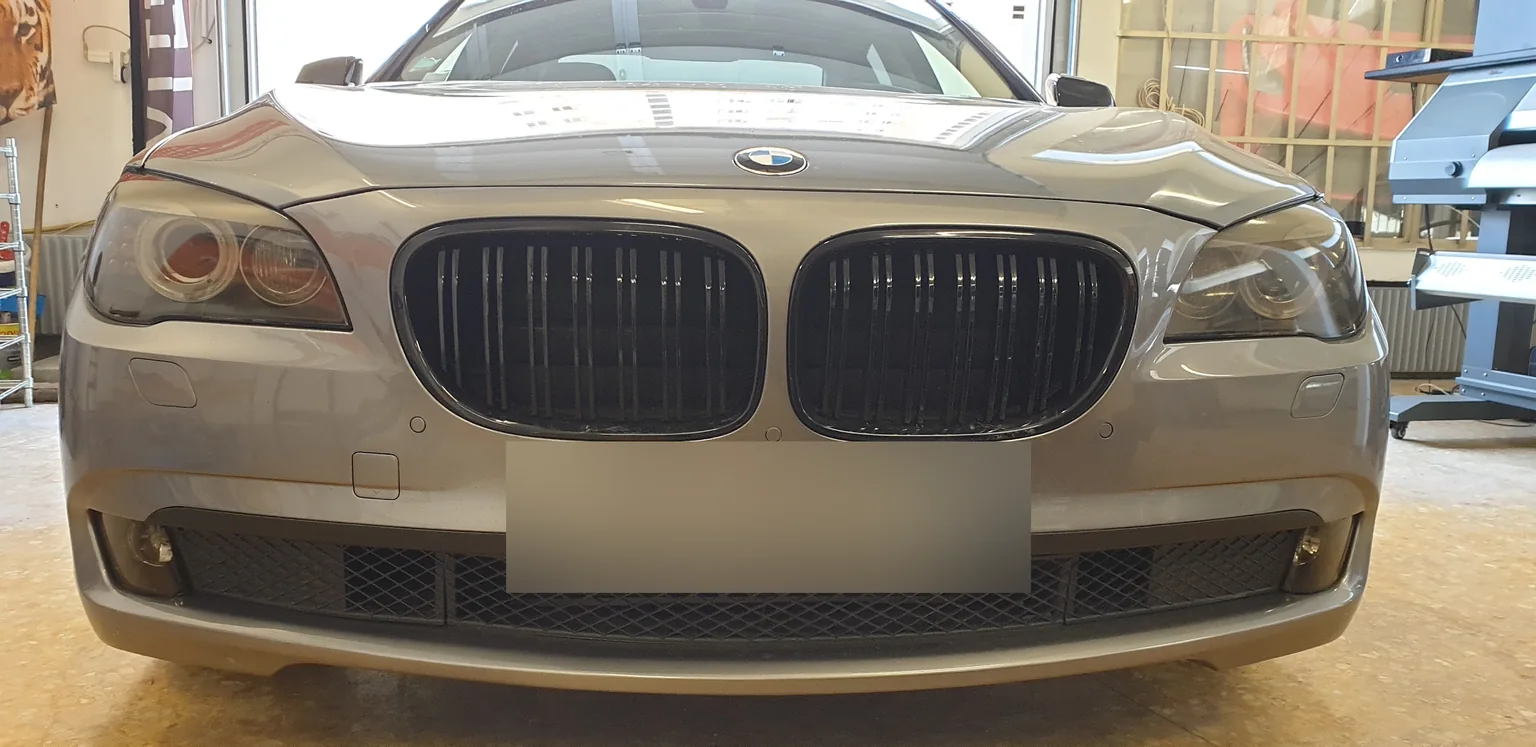 BMW Série 7 F01 argentée, vue avant BMW Série 7 F01 argentée, vue avant, chez Xpert Teinte à Toulon.