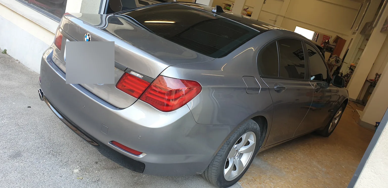 BMW Série 7 F01 argentée, vitrage arrière, chez Xpert Teinte à Toulon.