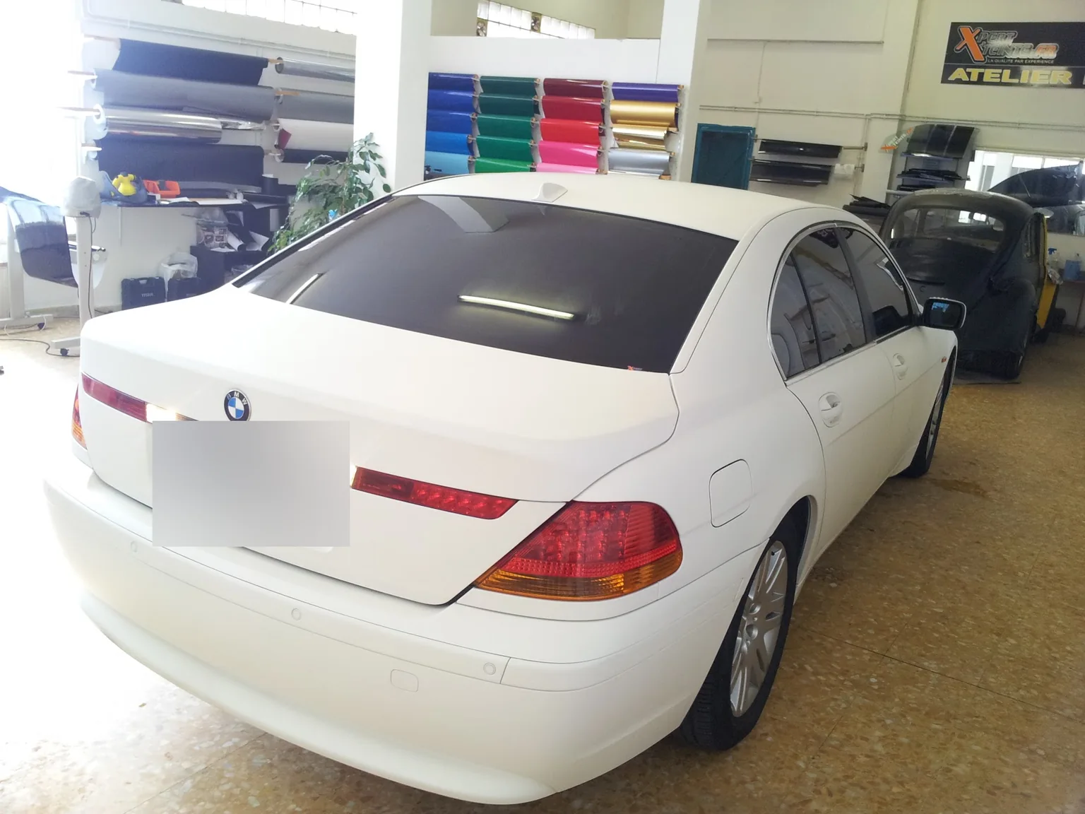 BMW Série 7 E65 blanche, lunette et vitrage arrière BMW Série 7 E65 blanche, lunette et vitrage arrière, chez Xpert Teinte à Toulon.