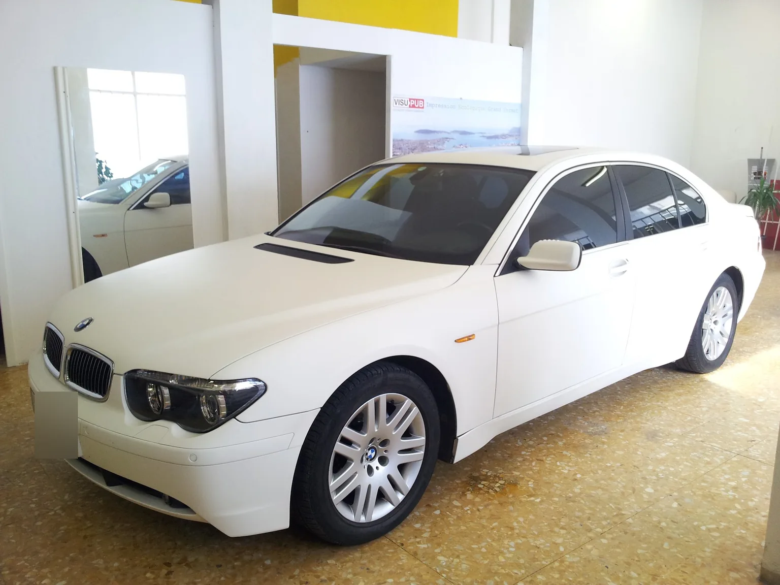 BMW Série 7 E65 blanche, vue avant BMW Série 7 E65 blanche, vue avant, chez Xpert Teinte à Toulon.