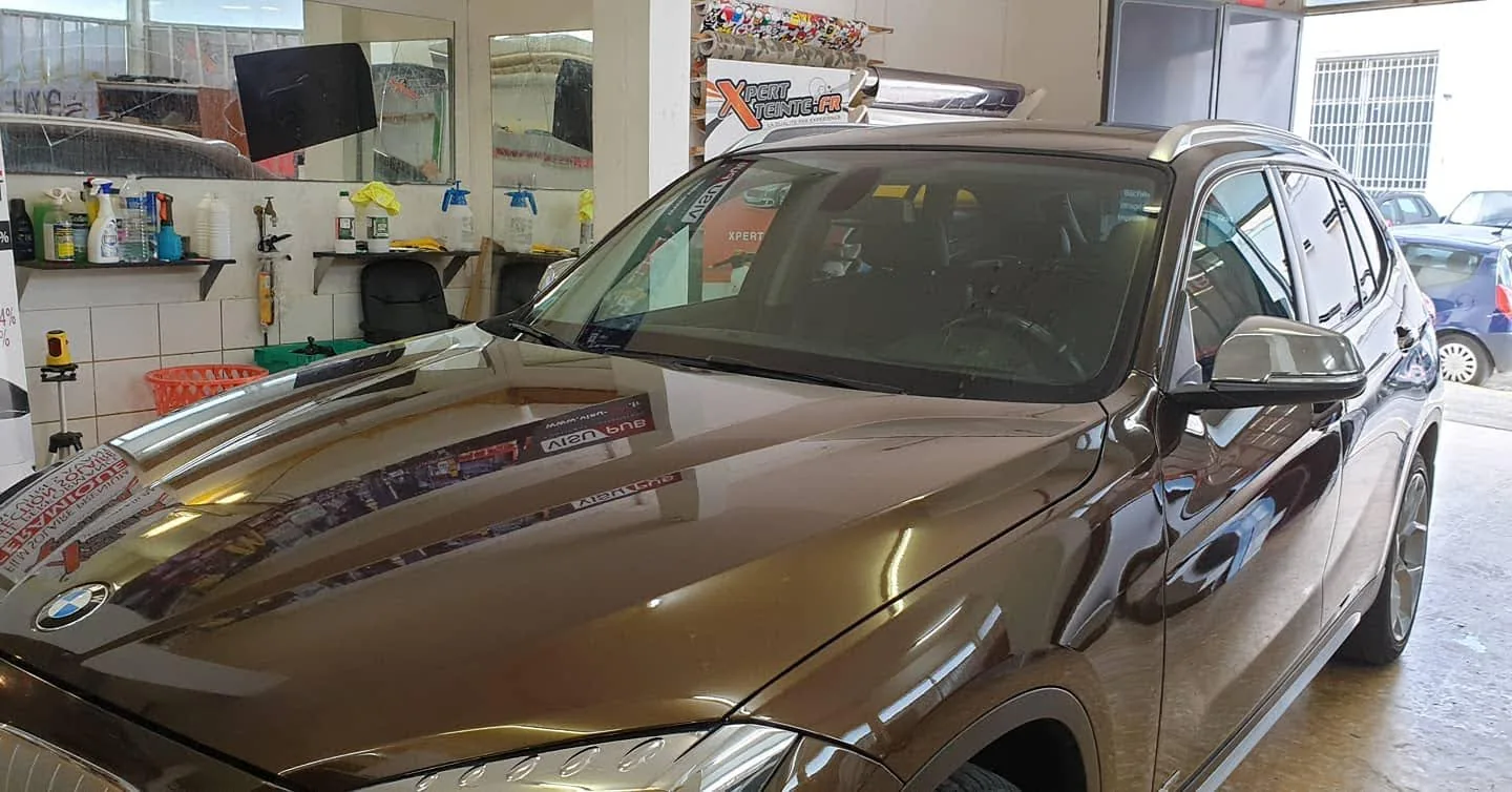 BMW X1 E84 brun, détail des vitrages avant BMW X1 E84 brun, détail des vitrages avant, chez Xpert Teinte à Toulon.