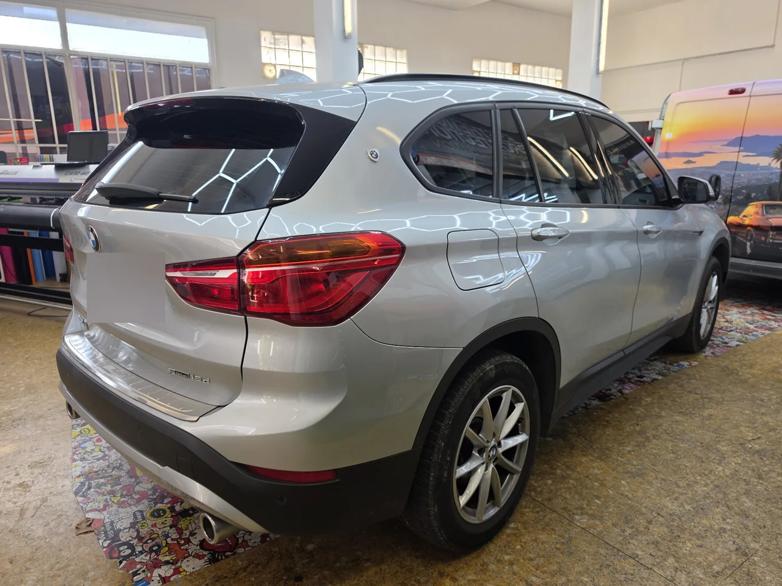 BMW X1 F48 argenté, vue arrière, chez Xpert Teinte à Toulon.