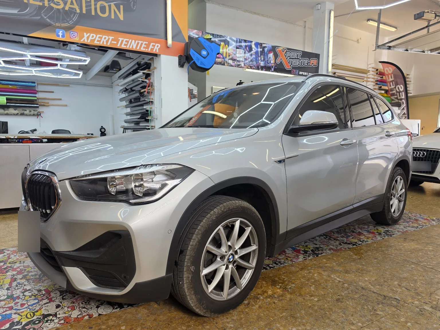 BMW X1 F48 argenté, vue avant BMW X1 F48 argenté, vue avant, chez Xpert Teinte à Toulon.