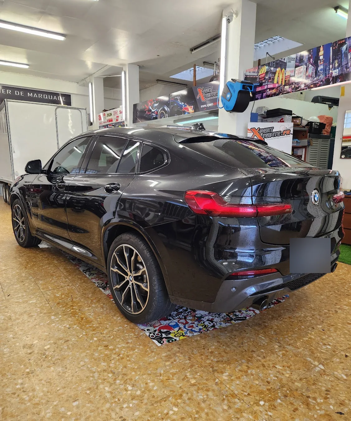 BMW X4 G02 noir, lunette et profil arrière BMW X4 G02 noir, lunette et profil arrière, chez Xpert Teinte à Toulon.