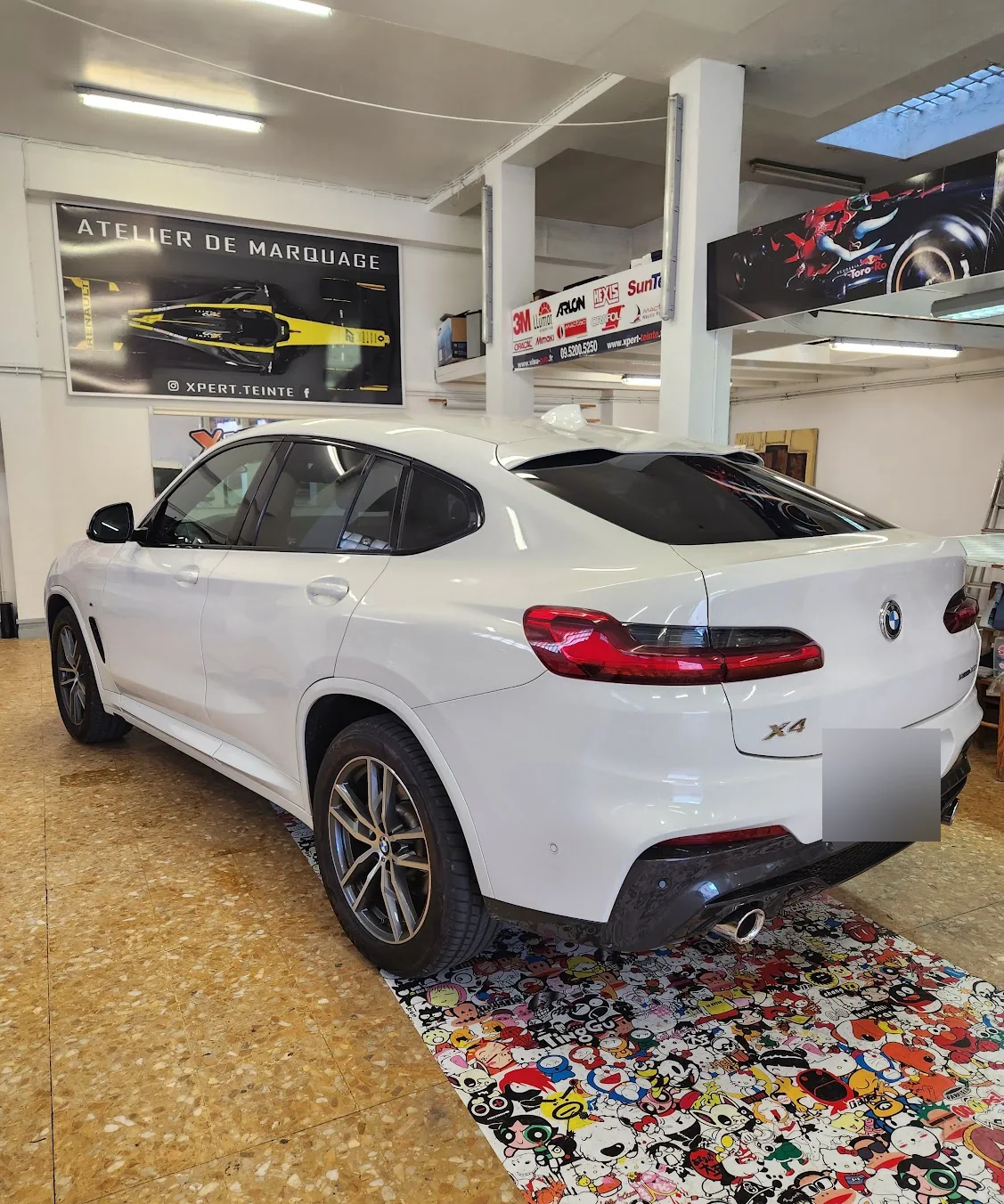 BMW X4 G02 blanc, profil et lunette arrière BMW X4 G02 blanc, profil et lunette arrière, chez Xpert Teinte à Toulon.