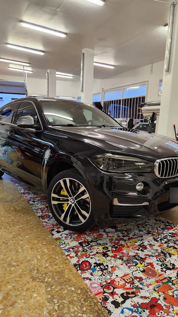 BMW X6 F16 noir, vue avant BMW X6 F16 noir, vue avant, chez Xpert Teinte à Toulon.