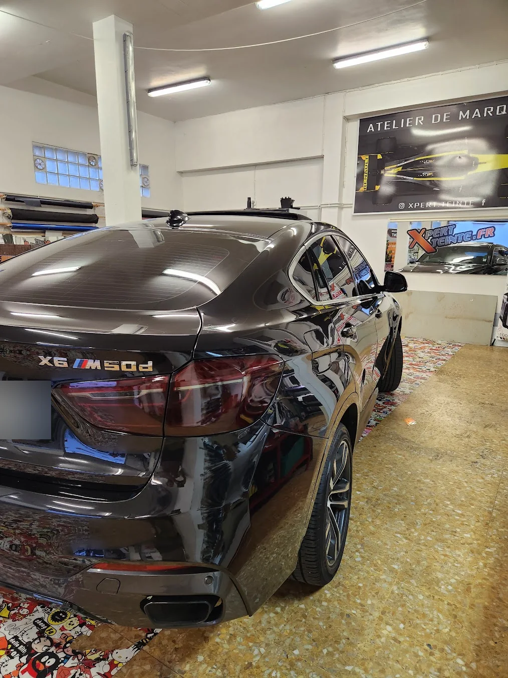 BMW X6 F16 noir, lunette et vue arrière BMW X6 F16 noir, lunette et vue arrière, chez Xpert Teinte à Toulon.