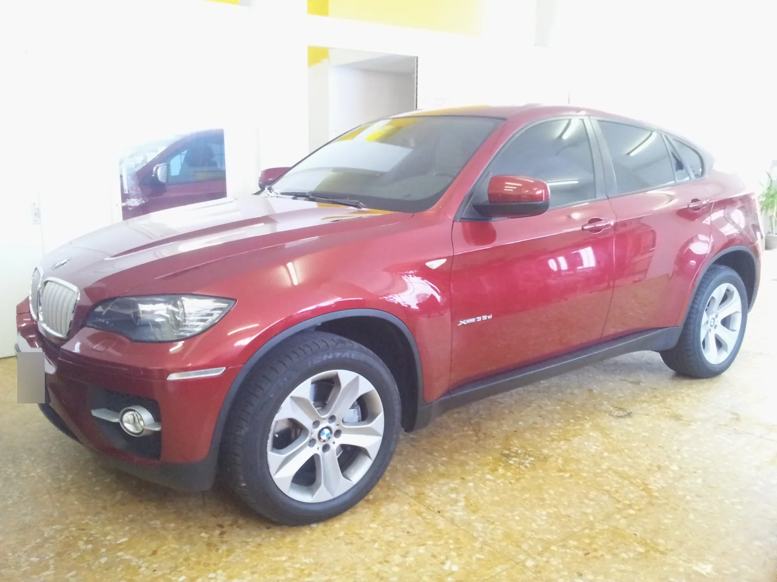 BMW X6 E71 rouge, profil avant BMW X6 E71 rouge, profil avant, chez Xpert Teinte à Toulon.