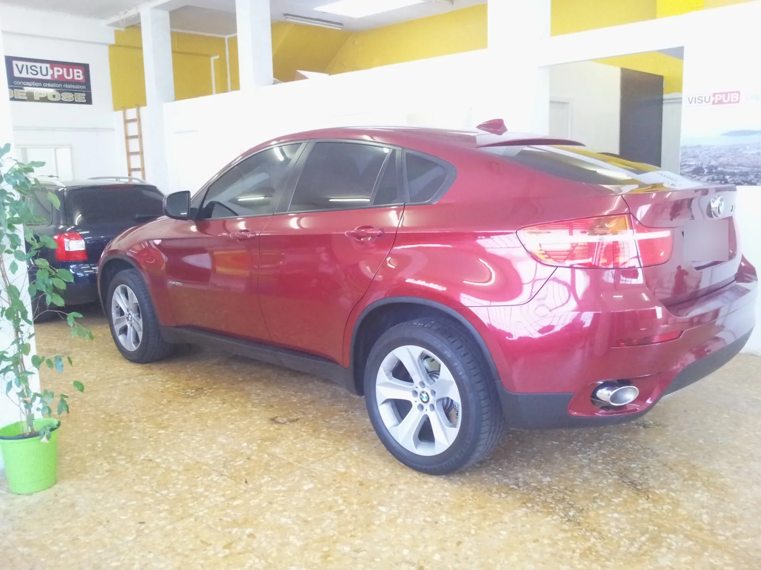 BMW X6 E71 rouge, profil et lunette arrière BMW X6 E71 rouge, profil et lunette arrière, chez Xpert Teinte à Toulon.