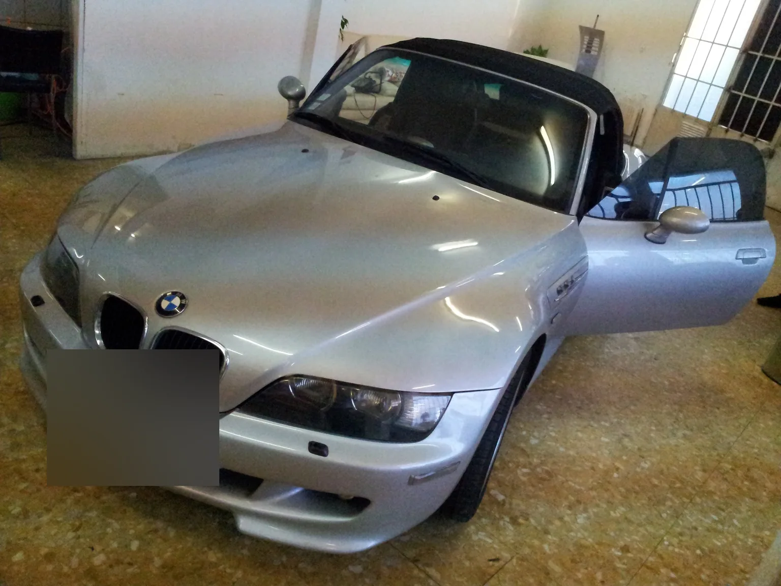 BMW Z3 E36/7 argentée, vue avant avec les portes ouvertes BMW Z3 E36/7 argentée, vue avant avec les portes ouvertes, chez Xpert Teinte à Toulon.