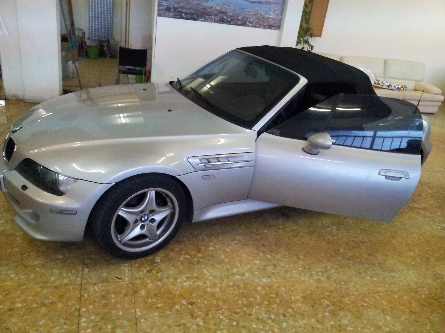 BMW Z3 E36/7 argentée, profil du roadster et capote fermée BMW Z3 E36/7 argentée, profil du roadster et capote fermée, chez Xpert Teinte à Toulon.