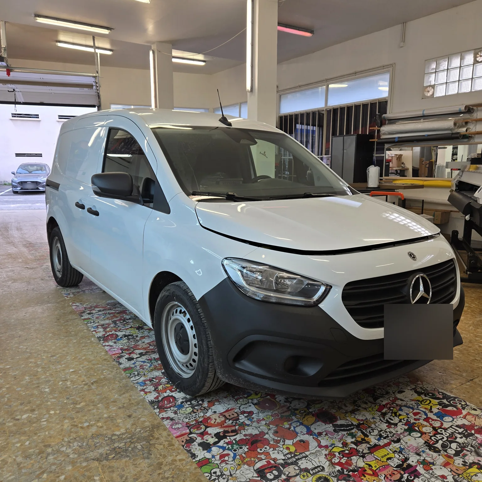 Mercedes Citan blanc, vue avant de la cabine à l’atelier. Mercedes Citan blanc, vue avant de la cabine à l’atelier — Xpert Teinte à Toulon.