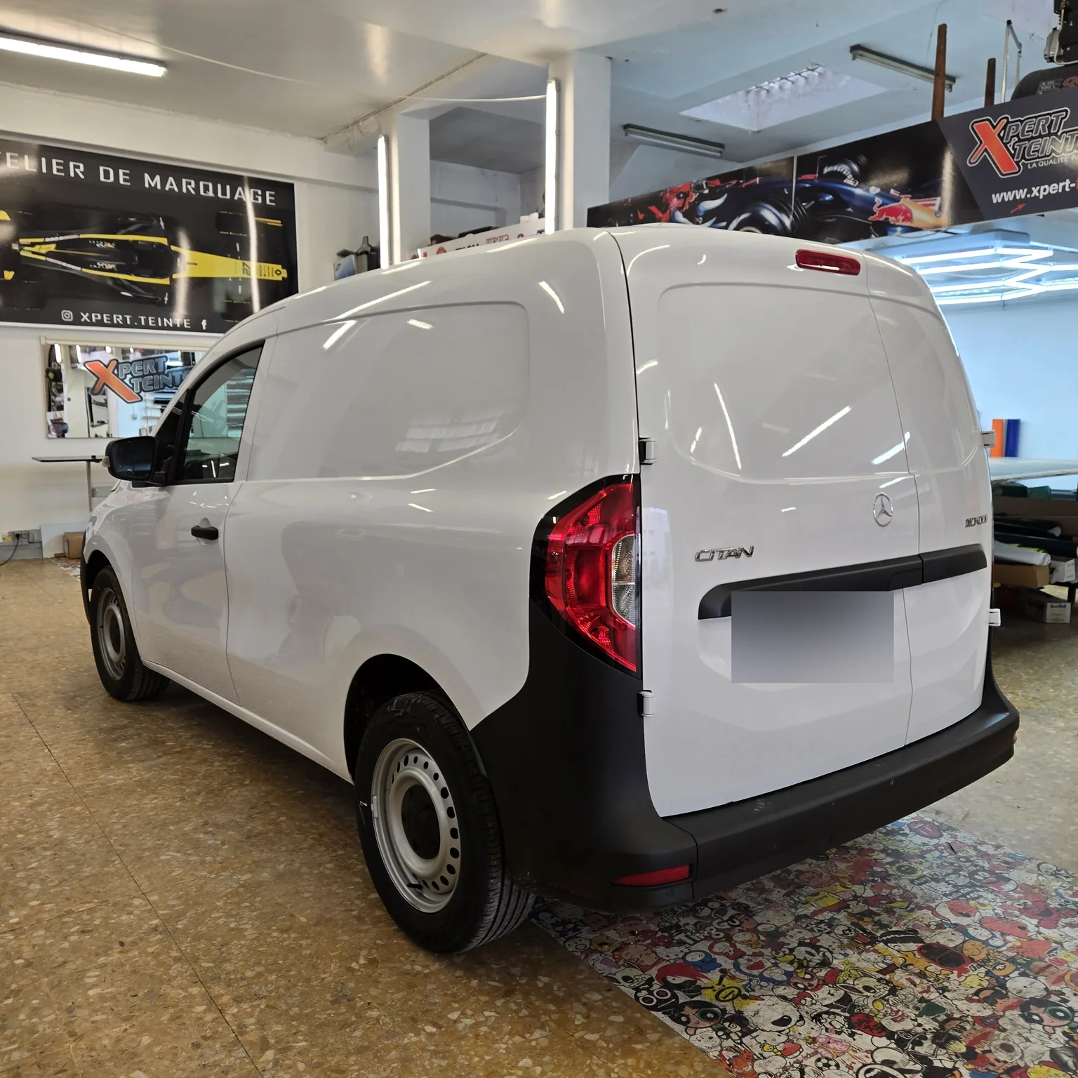 Mercedes Citan blanc en carrosserie fourgon avec portes arrière tôlées. Mercedes Citan blanc en carrosserie fourgon avec portes arrière tôlées — Xpert Teinte à Toulon.