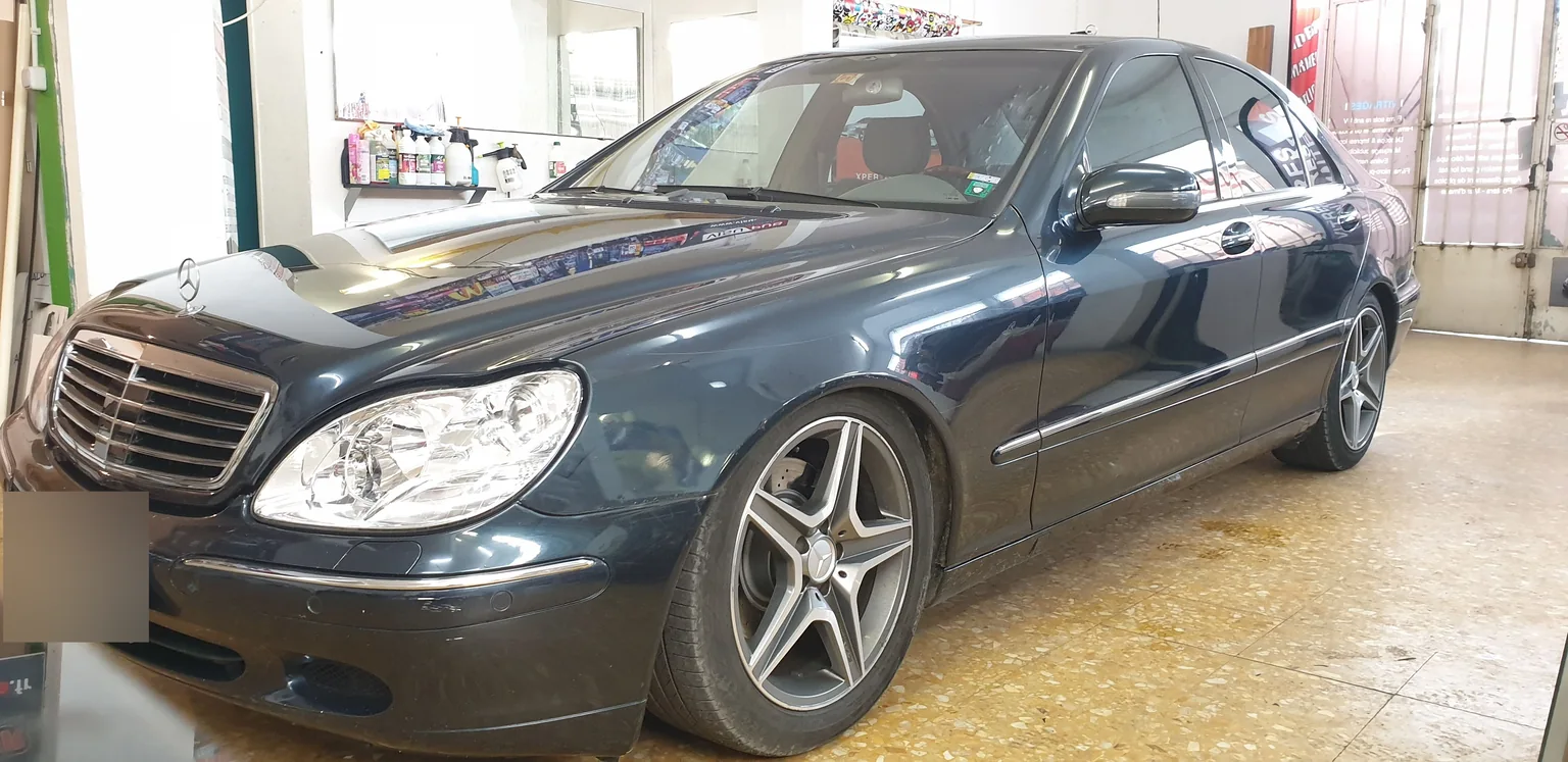 Mercedes Classe S W220, vue avant à l’atelier. Mercedes Classe S W220, vue avant à l’atelier — Xpert Teinte à Toulon.
