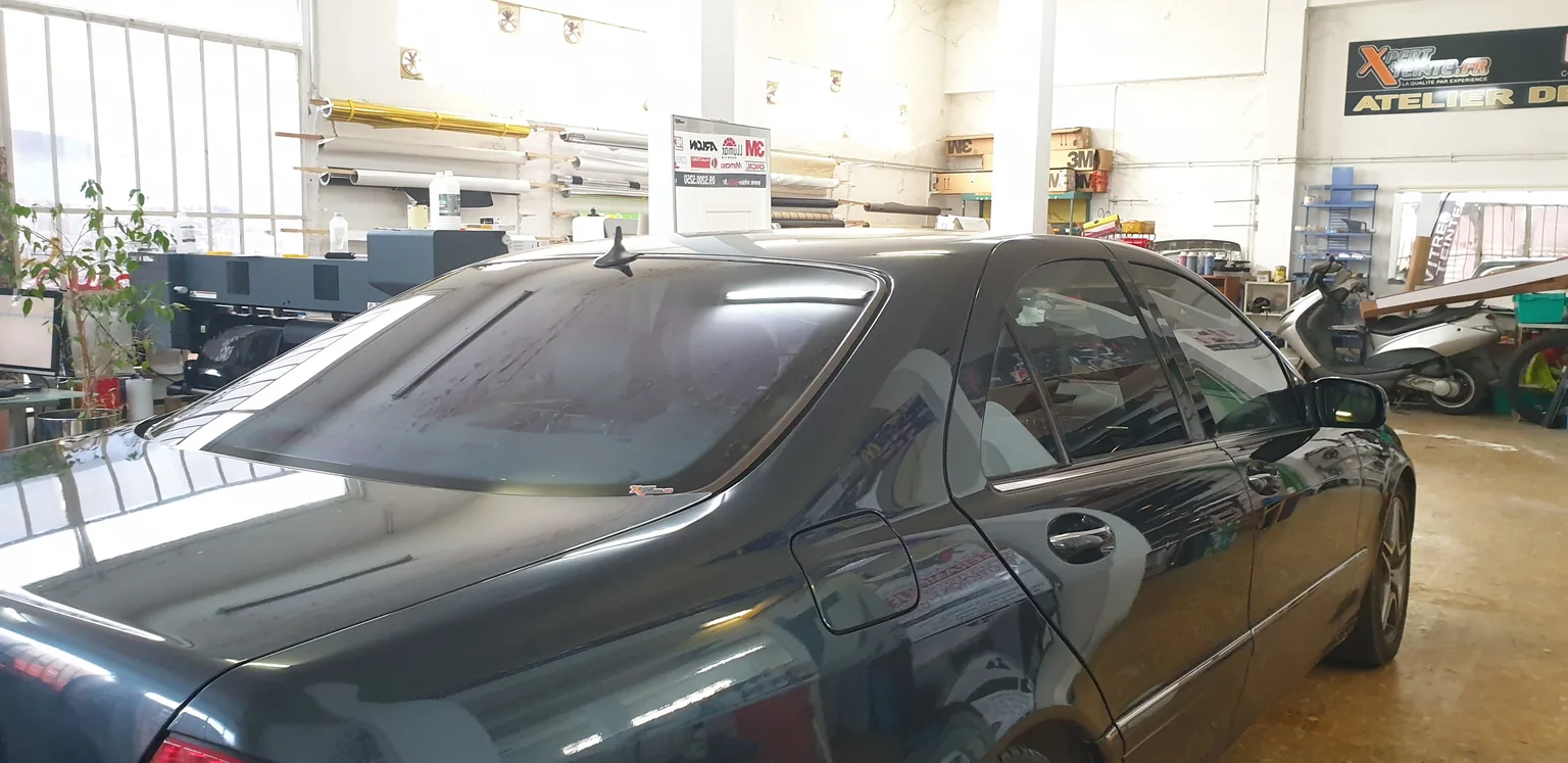 Mercedes Classe S W220, lunette et vitres latérales arrière. Mercedes Classe S W220, lunette et vitres latérales arrière — Xpert Teinte à Toulon.