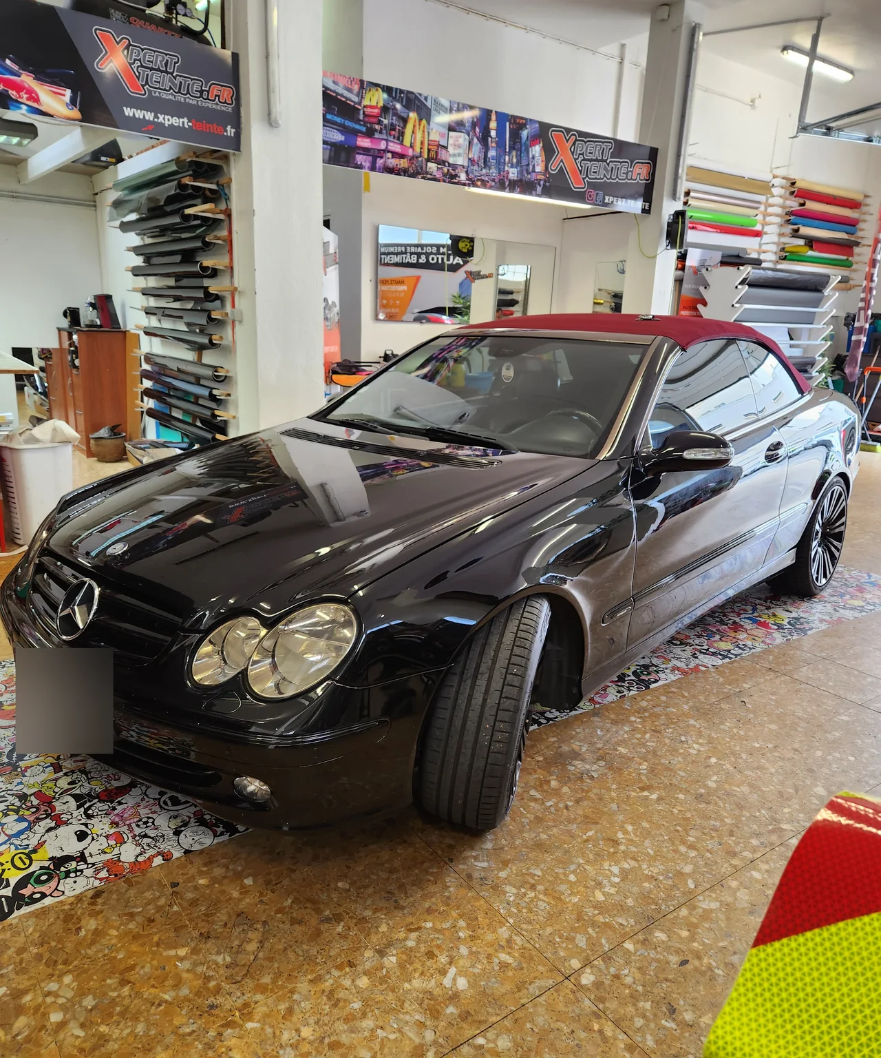 Mercedes CLK Cabriolet noire avec sa capote rouge, vue avant. Mercedes CLK Cabriolet noire avec sa capote rouge, vue avant — Xpert Teinte à Toulon.