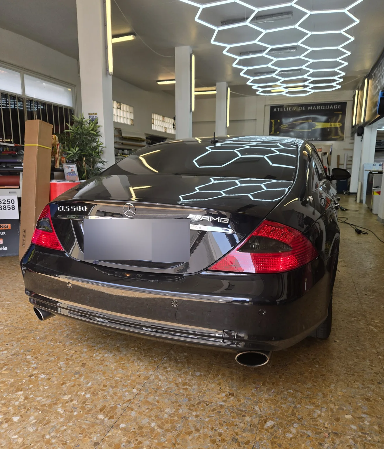 Mercedes CLS de première génération noire, vue arrière à l’atelier. Mercedes CLS de première génération noire, vue arrière à l’atelier — Xpert Teinte à Toulon.