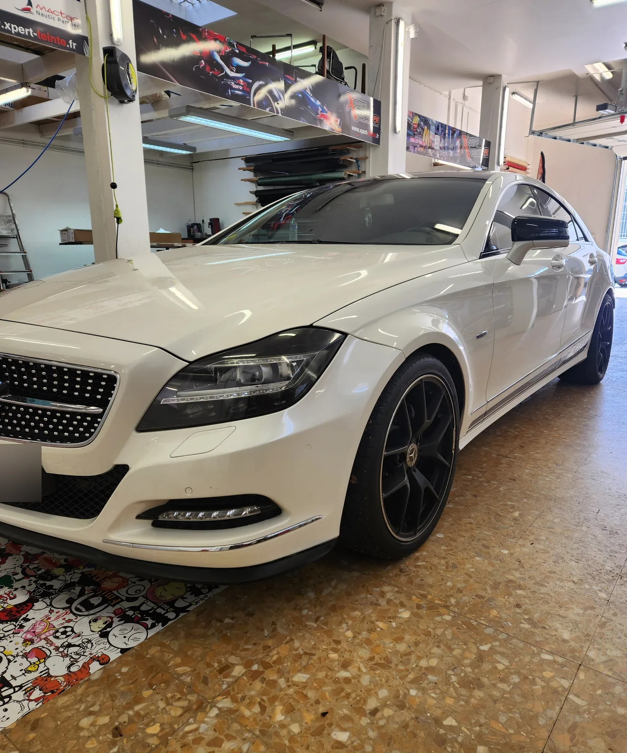 Mercedes CLS blanche, vue avant et profil vitré. Mercedes CLS blanche, vue avant et profil vitré — Xpert Teinte à Toulon.