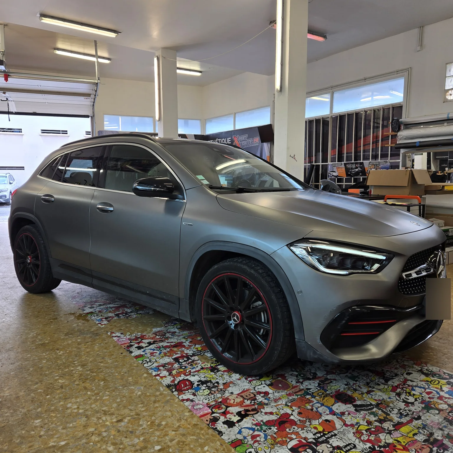 Mercedes GLA gris, vue avant à l’atelier. Mercedes GLA gris, vue avant à l’atelier — Xpert Teinte à Toulon.