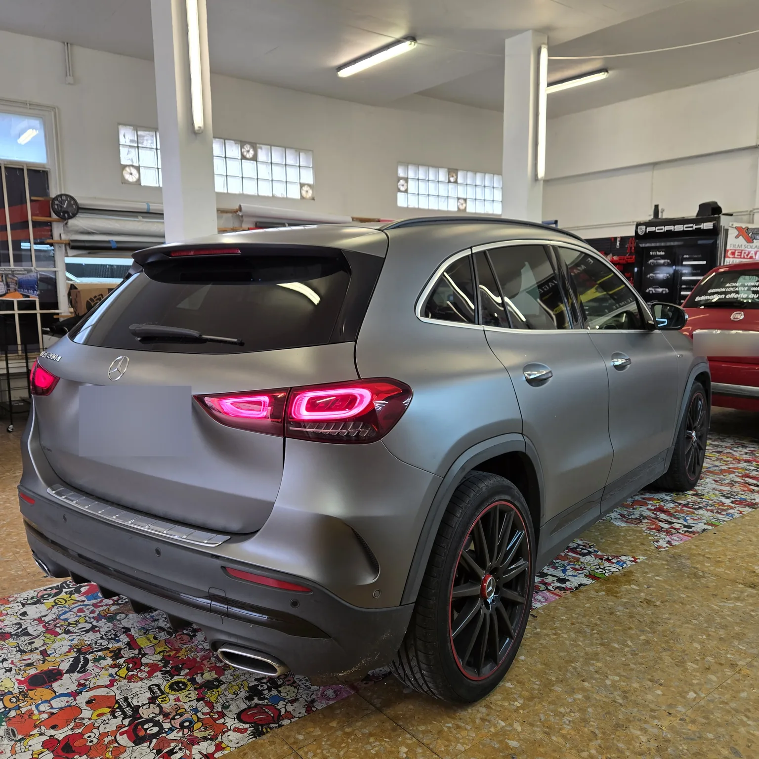 Mercedes GLA gris, vue arrière et hayon vitré. Mercedes GLA gris, vue arrière et hayon vitré — Xpert Teinte à Toulon.