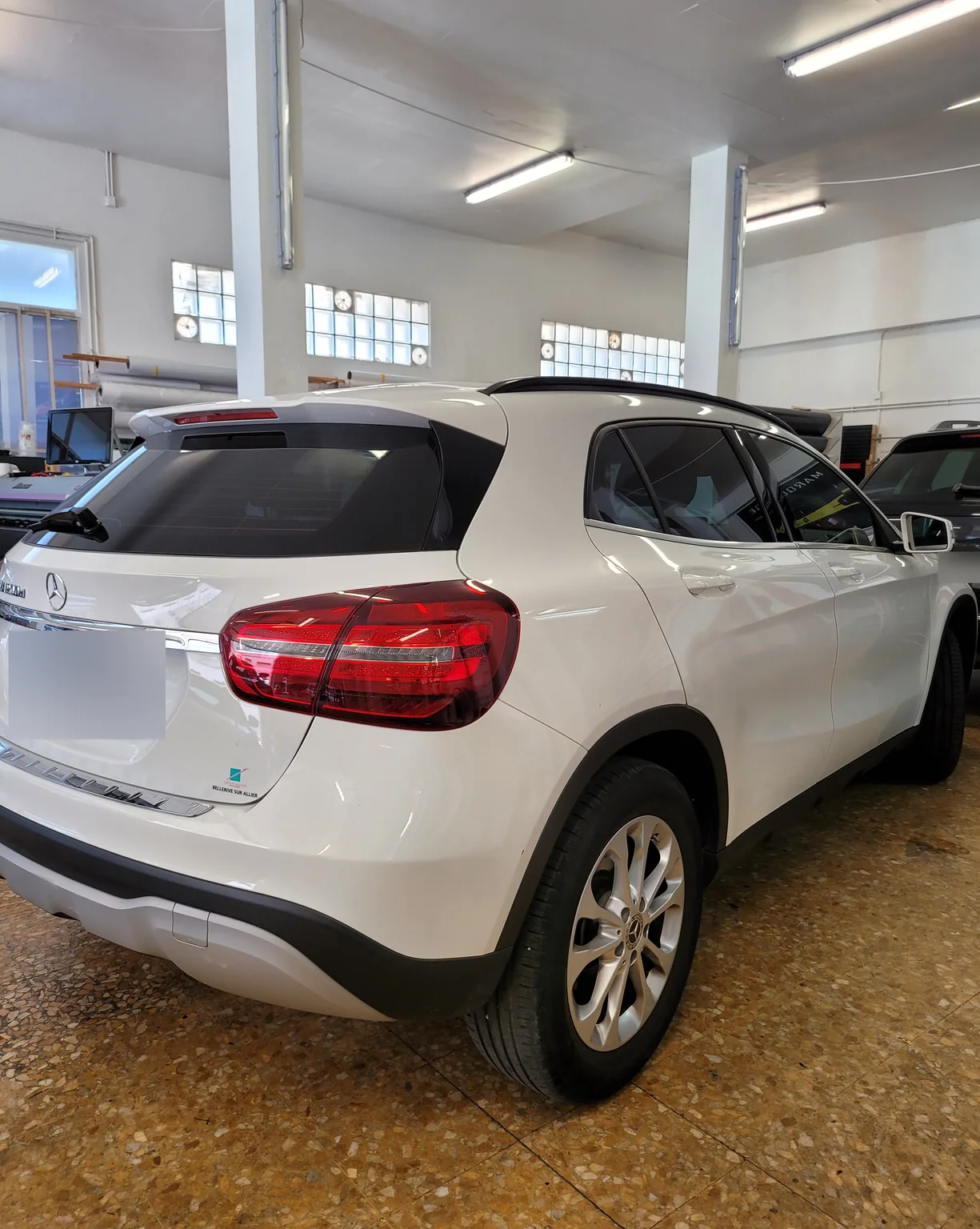 Mercedes GLA blanc, hayon et vitrages arrière. Mercedes GLA blanc, hayon et vitrages arrière — Xpert Teinte à Toulon.