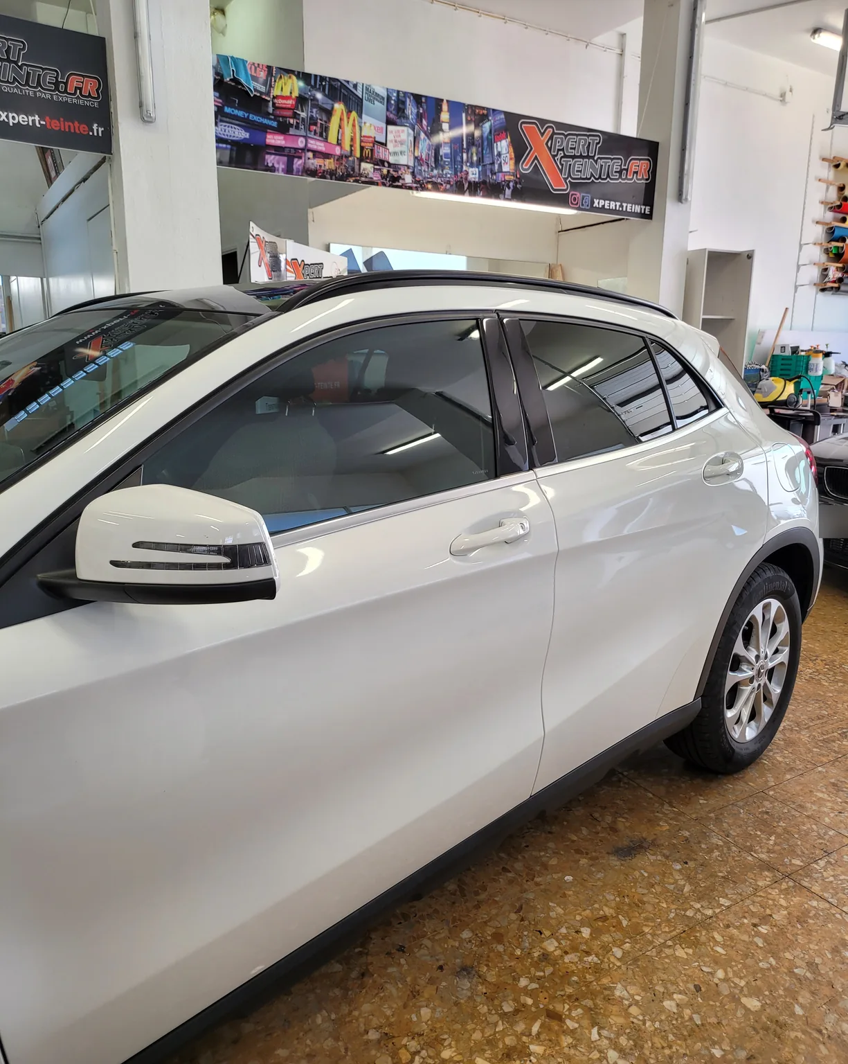 Mercedes GLA blanc, détail des vitrages latéraux. Mercedes GLA blanc, détail des vitrages latéraux — Xpert Teinte à Toulon.