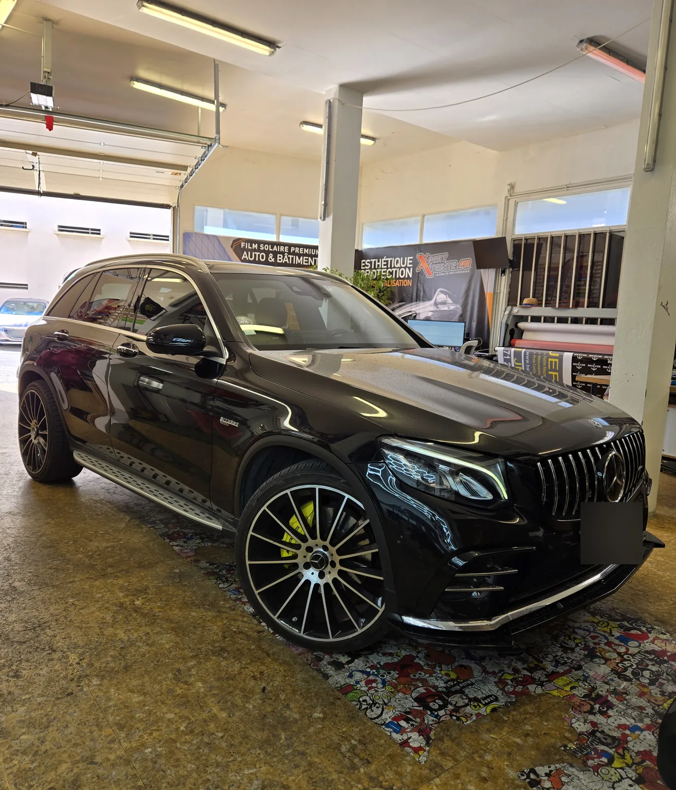 Mercedes GLC noir, vue avant à l’atelier. Mercedes GLC noir, vue avant à l’atelier — Xpert Teinte à Toulon.