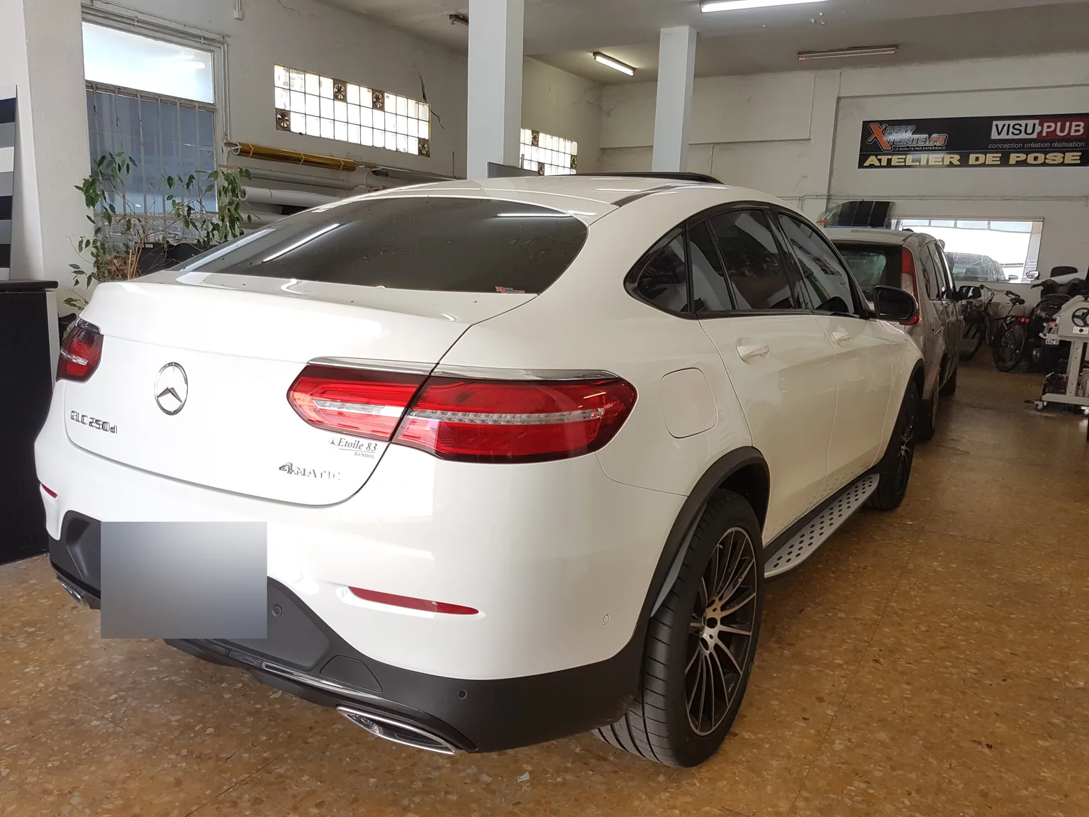 Mercedes GLC Coupé blanc, vue arrière à l’atelier. Mercedes GLC Coupé blanc, vue arrière à l’atelier — Xpert Teinte à Toulon.