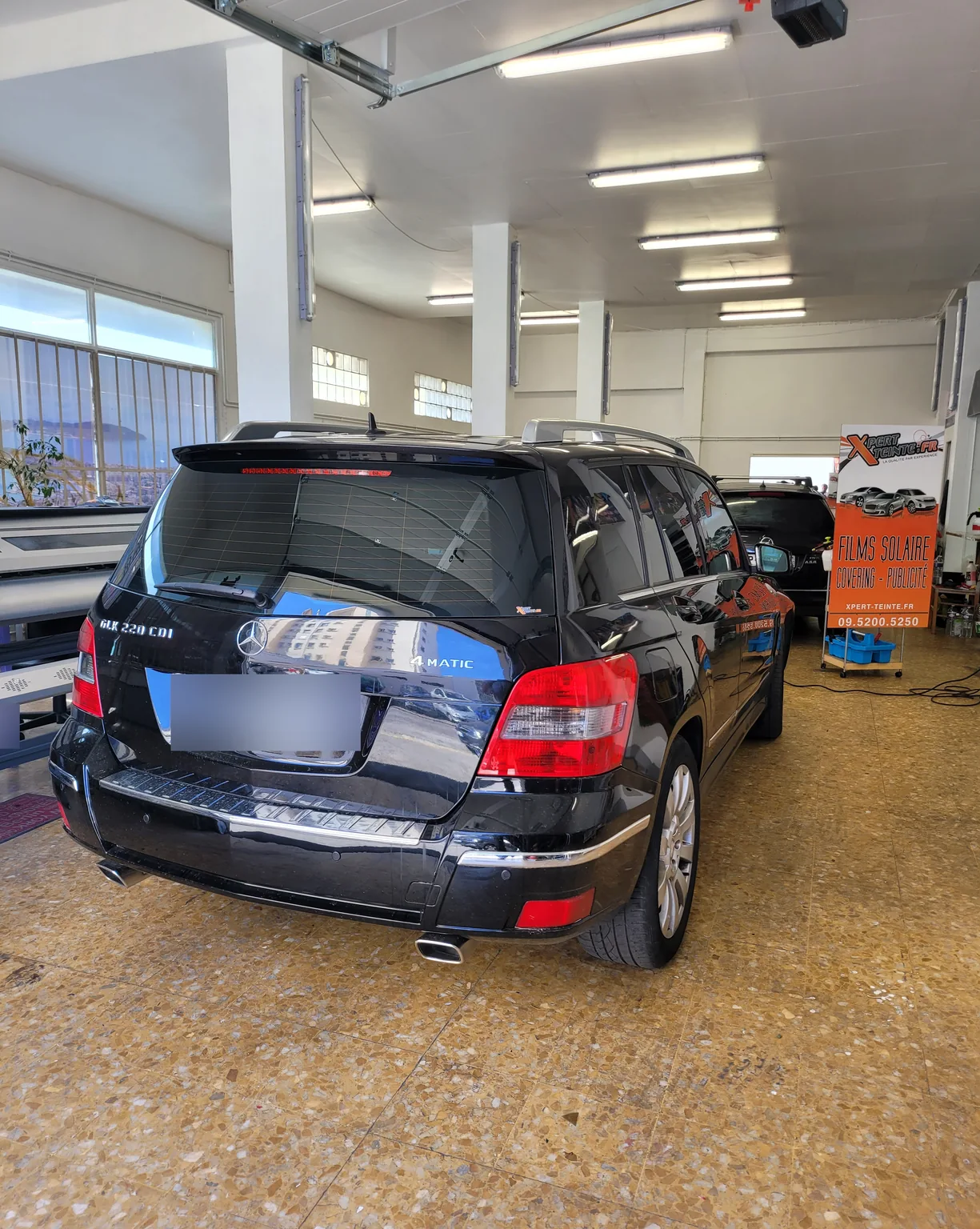 Mercedes GLK noir, hayon et vitrages arrière. Mercedes GLK noir, hayon et vitrages arrière — Xpert Teinte à Toulon.