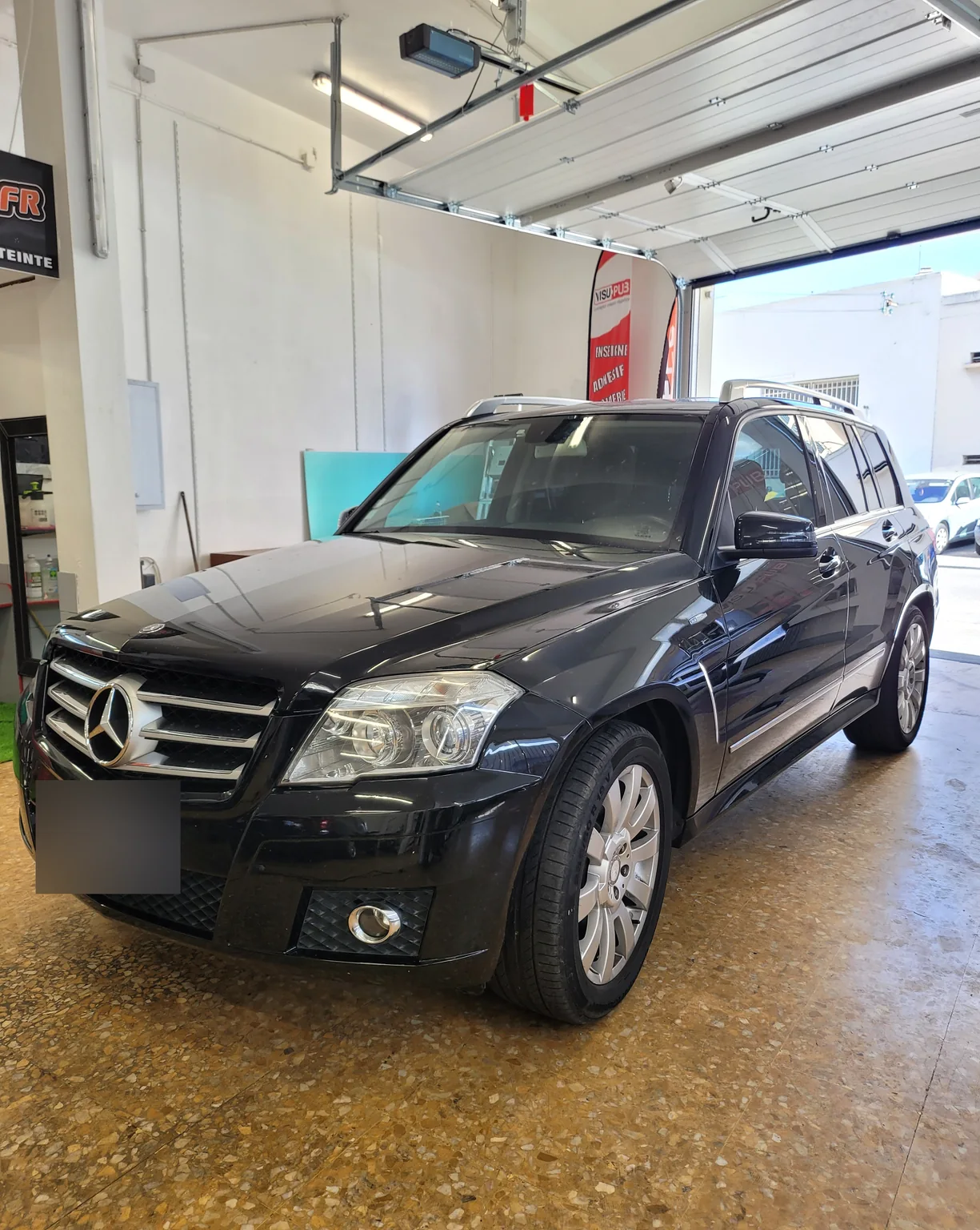 Mercedes GLK noir, vue avant et profil vitré. Mercedes GLK noir, vue avant et profil vitré — Xpert Teinte à Toulon.