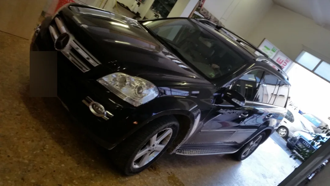 Mercedes ML noir, vue avant à l’atelier. Mercedes ML noir, vue avant à l’atelier — Xpert Teinte à Toulon.