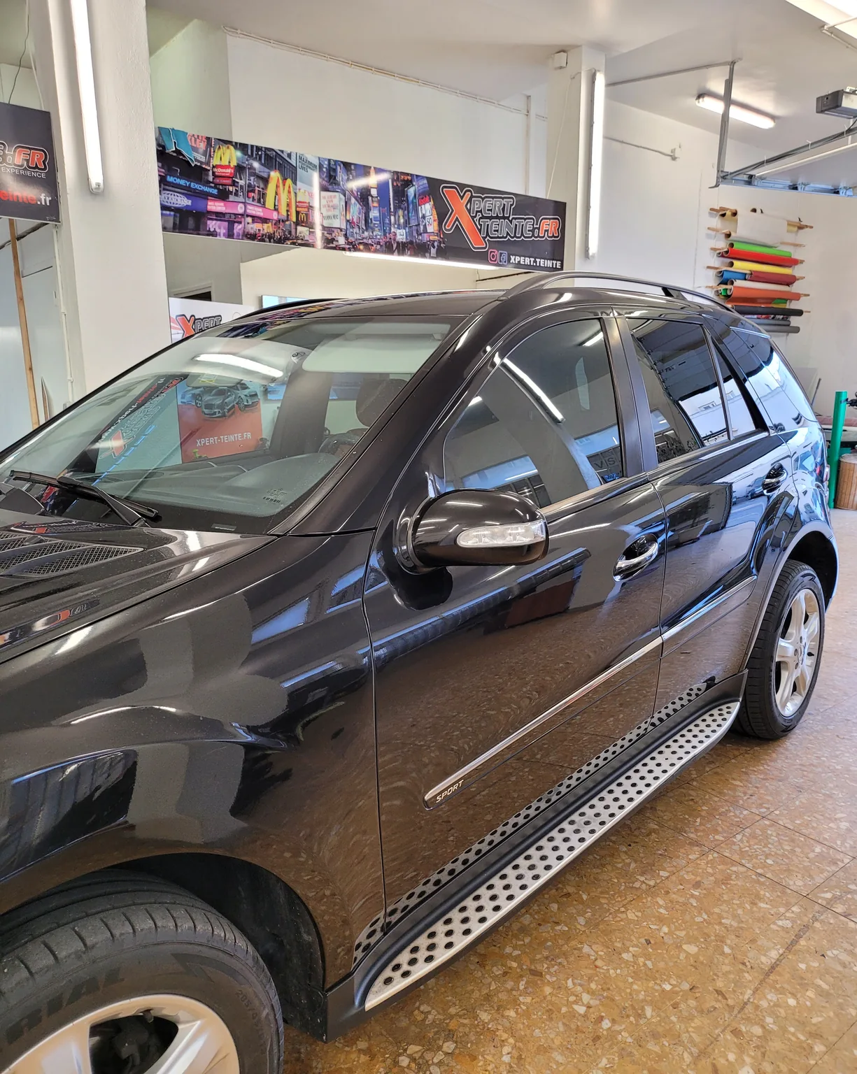 Mercedes ML noir, détail des vitres latérales. Mercedes ML noir, détail des vitres latérales — Xpert Teinte à Toulon.