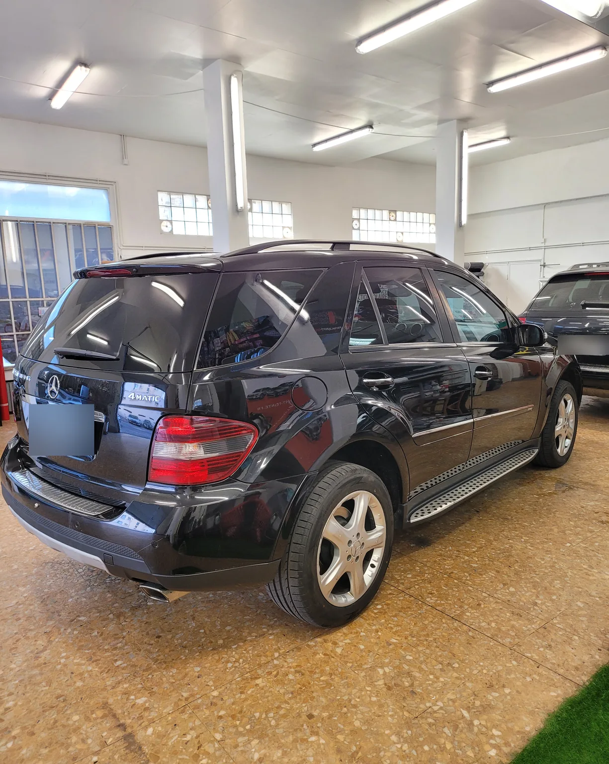 Mercedes ML noir, hayon vitré et flanc arrière. Mercedes ML noir, hayon vitré et flanc arrière — Xpert Teinte à Toulon.