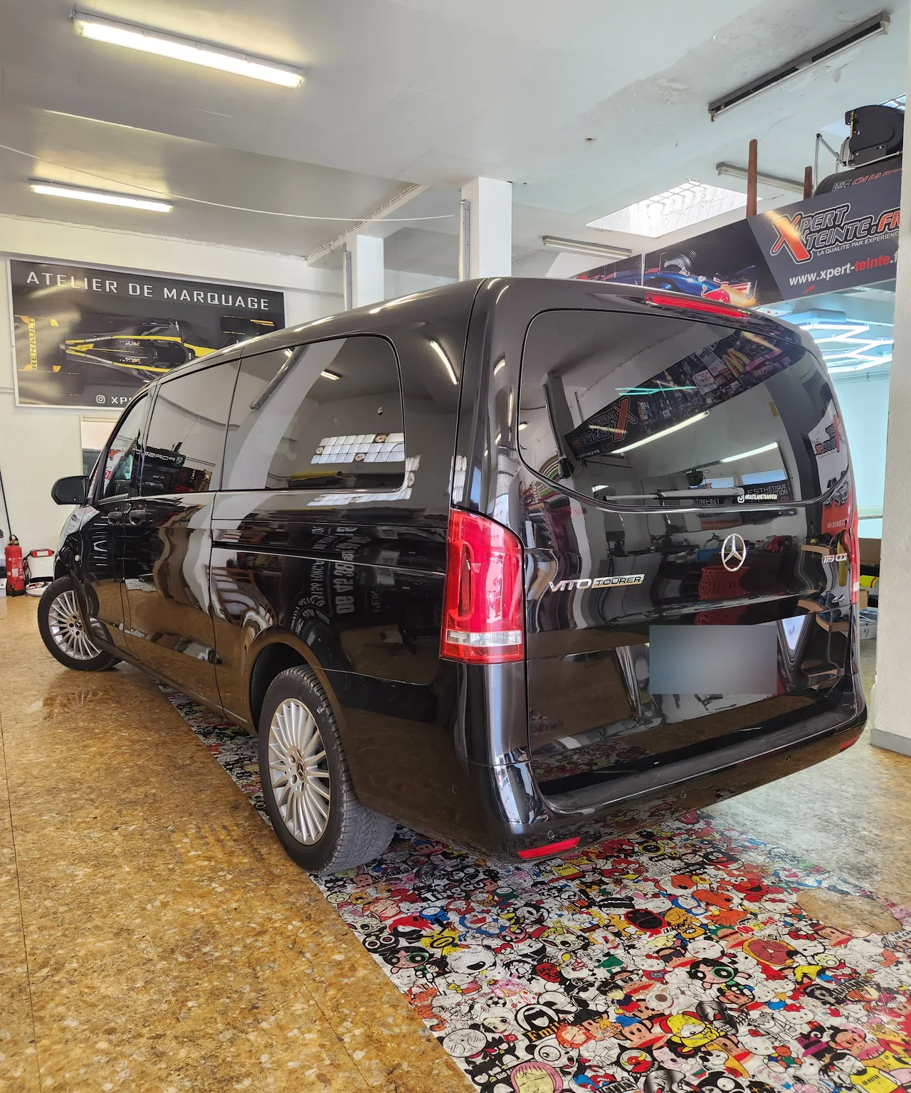 Mercedes Vito noir, hayon et grandes vitres arrière. Mercedes Vito noir, hayon et grandes vitres arrière — Xpert Teinte à Toulon.