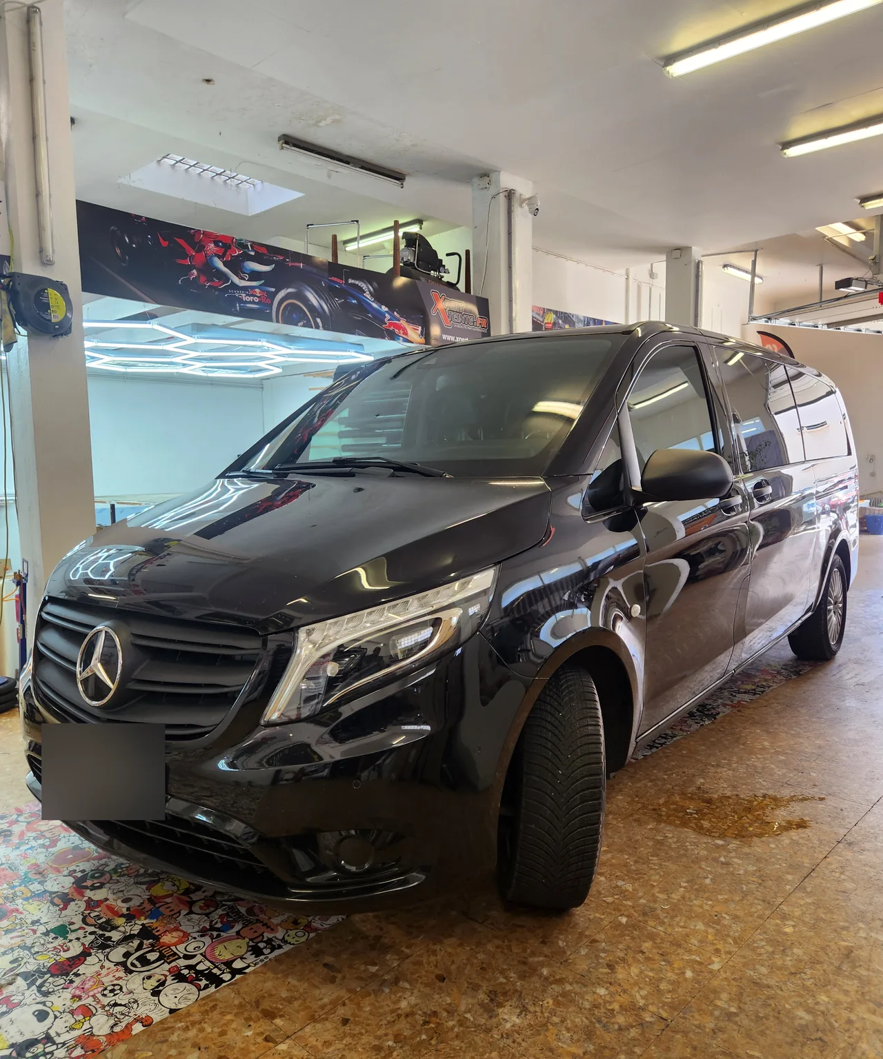 Mercedes Vito noir, vue avant et vitrages latéraux. Mercedes Vito noir, vue avant et vitrages latéraux — Xpert Teinte à Toulon.
