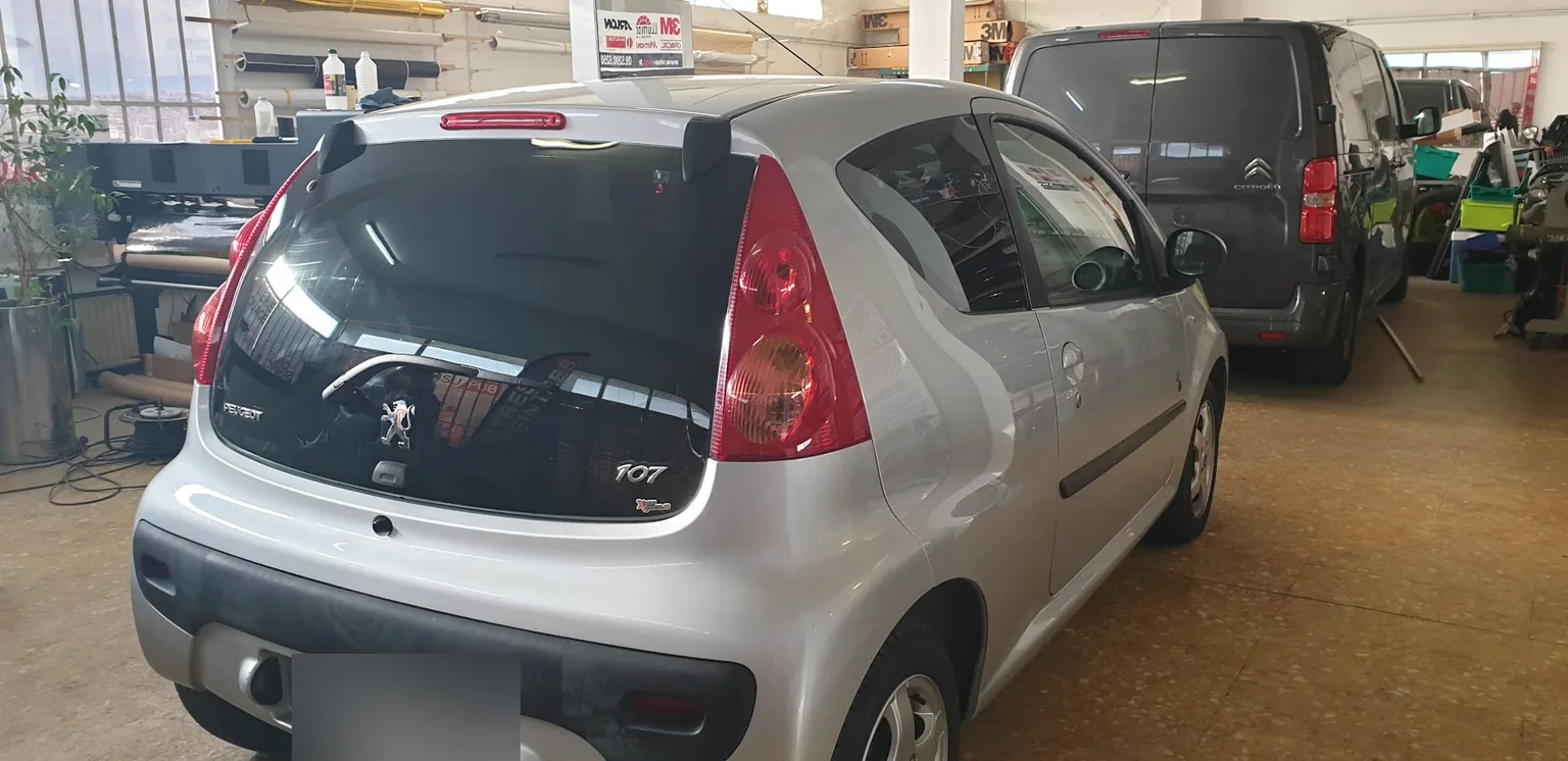 Peugeot 107 grise : lunette et vitrages arrière dans notre atelier. Peugeot 107 grise : lunette et vitrages arrière dans notre atelier — Xpert Teinte à Toulon.