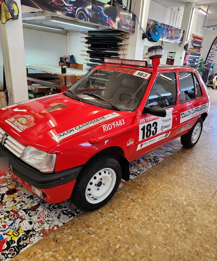 Peugeot 205 préparée pour le rallye, présentée dans notre atelier. Peugeot 205 préparée pour le rallye, présentée dans notre atelier — Xpert Teinte à Toulon.