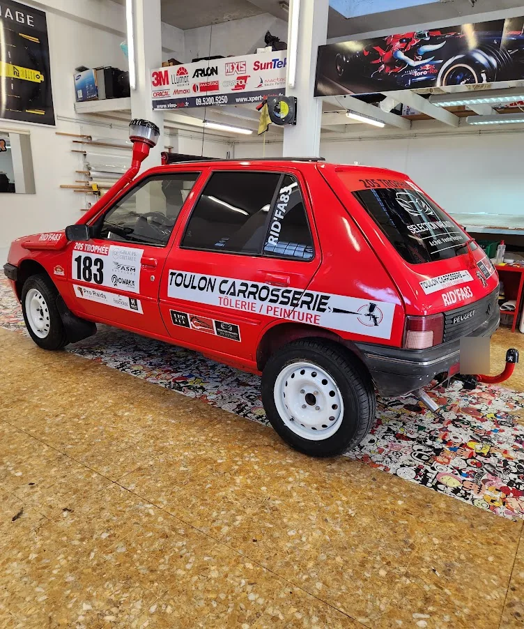 Peugeot 205 de rallye : vue latérale et vitrages arrière. Peugeot 205 de rallye : vue latérale et vitrages arrière — Xpert Teinte à Toulon.