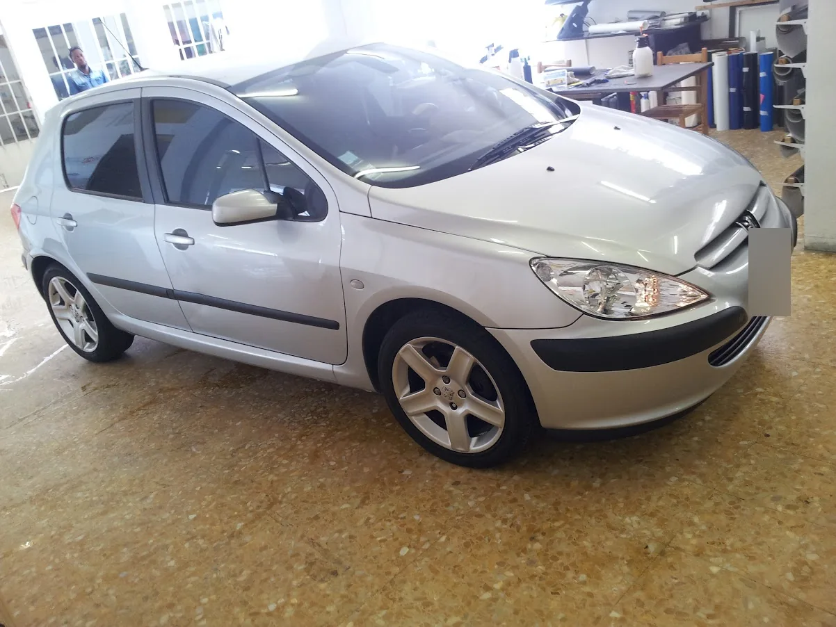 Peugeot 206 trois portes présentée dans notre atelier. Peugeot 206 trois portes présentée dans notre atelier — Xpert Teinte à Toulon.