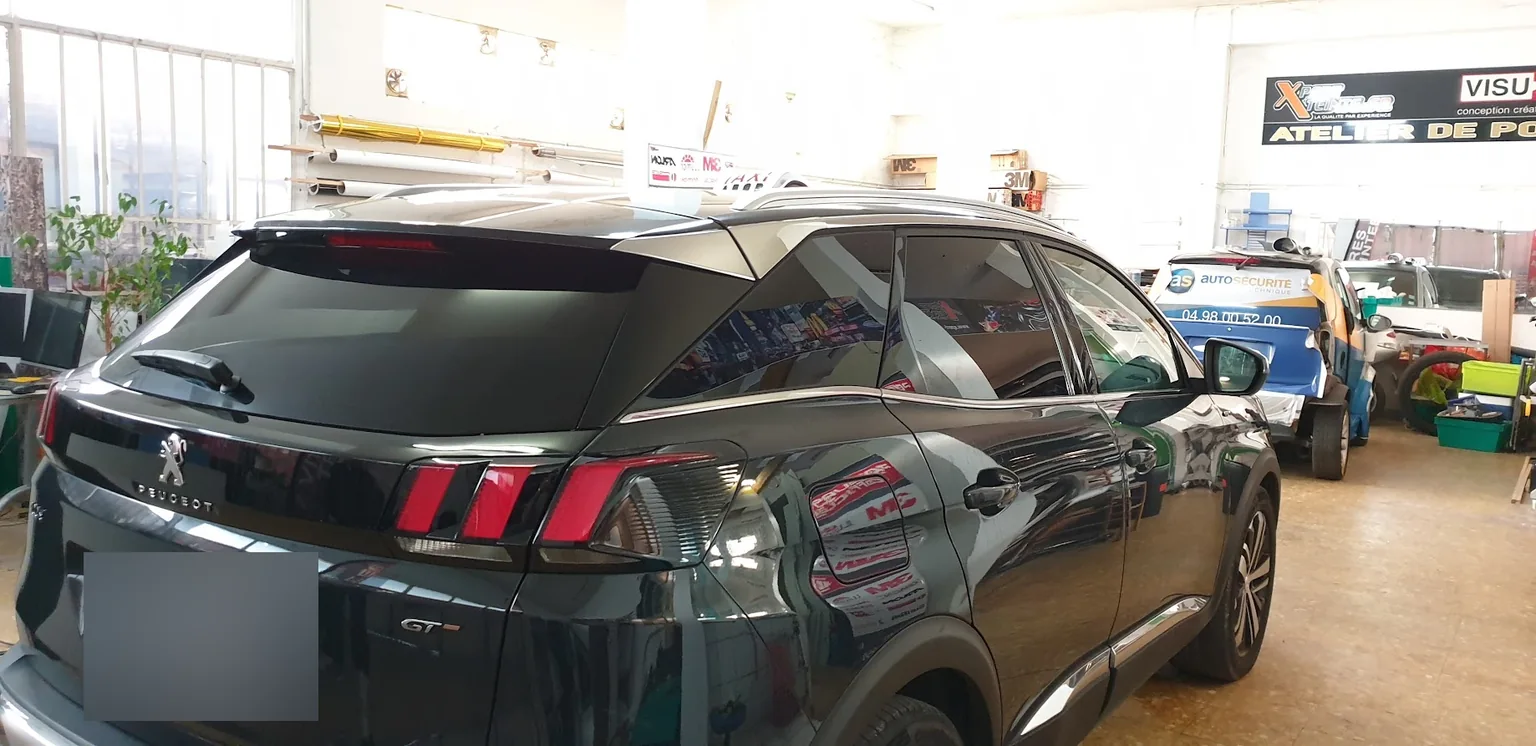 Peugeot 3008 noir : lunette arrière et vitrages latéraux. Peugeot 3008 noir : lunette arrière et vitrages latéraux — Xpert Teinte à Toulon.