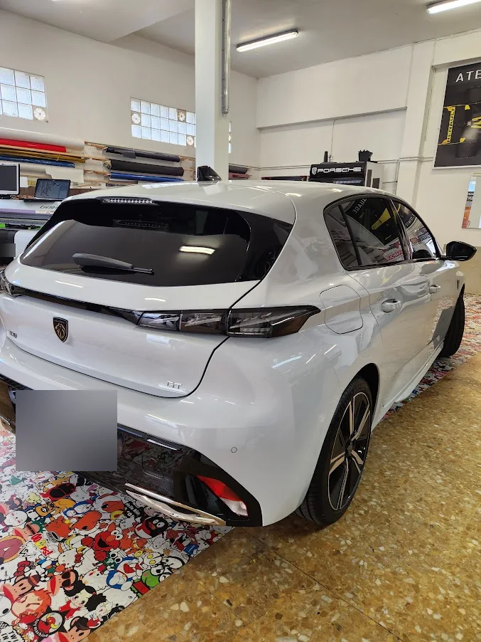 Peugeot 308 blanche : lunette arrière et vitrage latéral. Peugeot 308 blanche : lunette arrière et vitrage latéral — Xpert Teinte à Toulon.