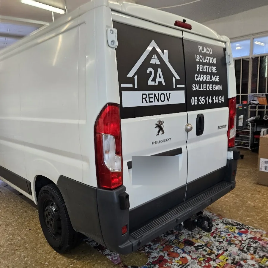 Peugeot Boxer blanc : profil du fourgon et vue arrière. Peugeot Boxer blanc : profil du fourgon et vue arrière — Xpert Teinte à Toulon.