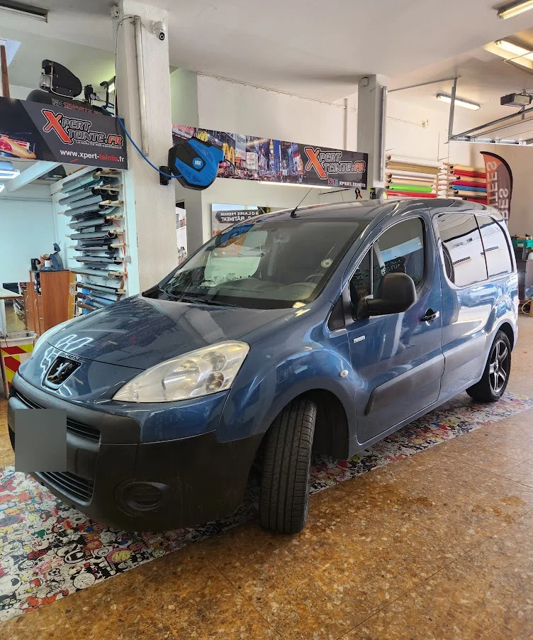 Peugeot Partner bleu : vue avant à l’atelier. Peugeot Partner bleu : vue avant à l’atelier — Xpert Teinte à Toulon.
