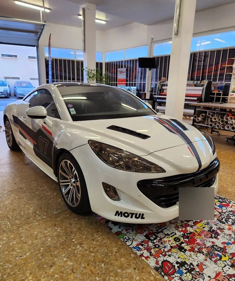 Peugeot RCZ blanc personnalisé : vue avant dans notre atelier. Peugeot RCZ blanc personnalisé : vue avant dans notre atelier — Xpert Teinte à Toulon.