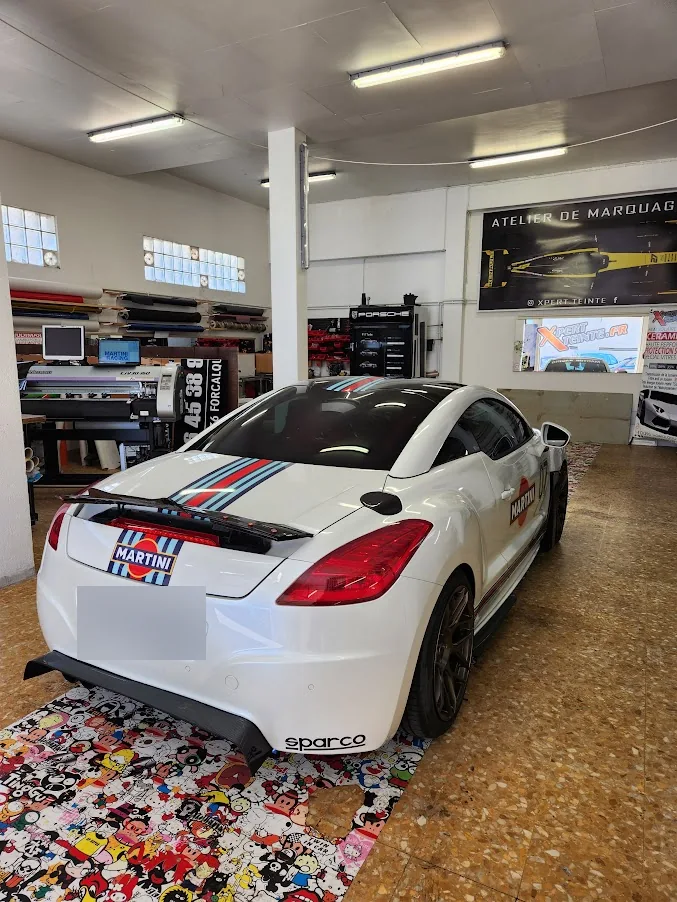 Peugeot RCZ blanc : vue arrière et lunette galbée. Peugeot RCZ blanc : vue arrière et lunette galbée — Xpert Teinte à Toulon.