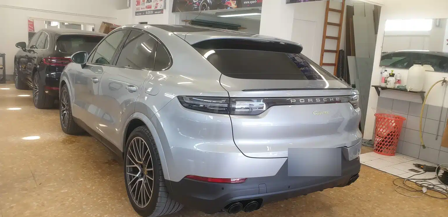 Porsche Cayenne Coupé à Toulon – vue arrière et lunette Cayenne Coupé argenté, vue arrière et lunette chez Xpert Teinte à Toulon.