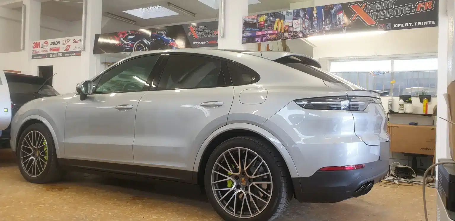 Porsche Cayenne Coupé à Toulon – profil et ligne de toit Cayenne Coupé argenté, profil et ligne de toit chez Xpert Teinte à Toulon.