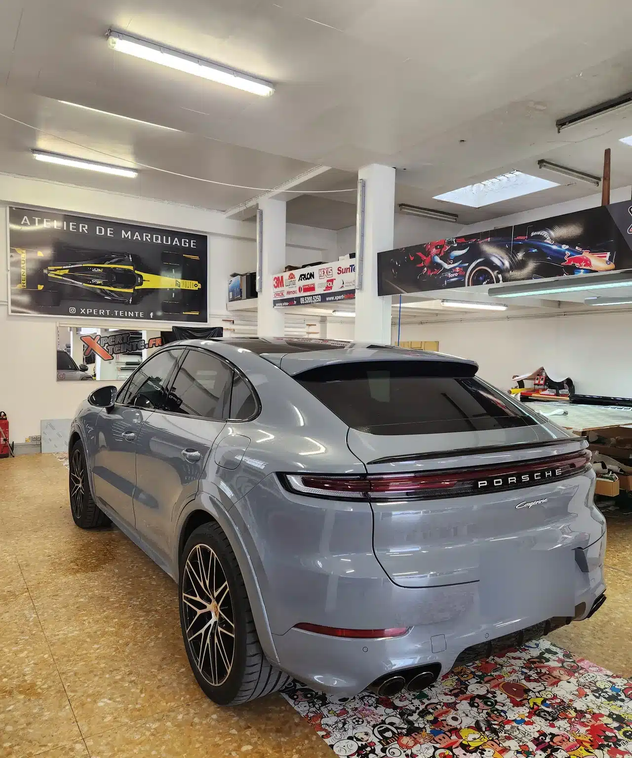 Porsche Cayenne Coupé à Toulon – vue de trois quarts arrière Cayenne Coupé gris, vue de trois quarts arrière chez Xpert Teinte à Toulon.