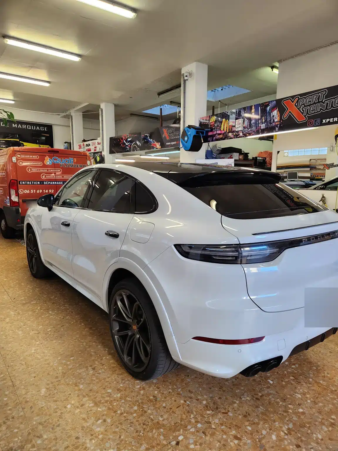Porsche Cayenne Coupé à Toulon – lunette et vitres latérales arrière Cayenne Coupé blanc, lunette et vitres latérales arrière chez Xpert Teinte à Toulon.